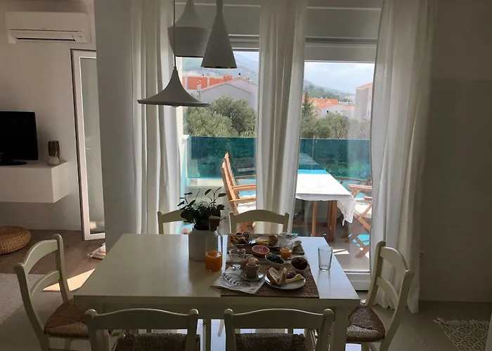 Near The Beach,free Parking&wifi Apartman Makarska