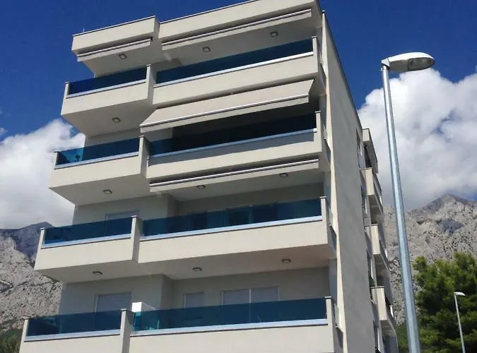 Near The Beach,free Parking&wifi Apartman Makarska